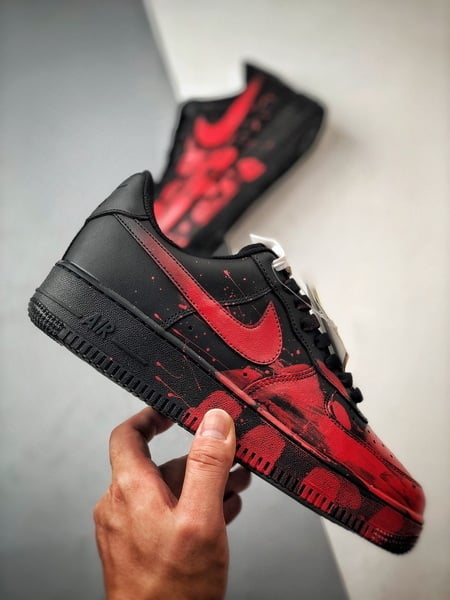 Air Force 1 '07 Low Preto e Vermelho Spray - Vista 7