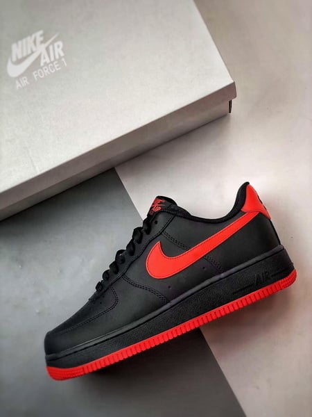Air Force 1 Low Preto e Vermelho - Vista 8