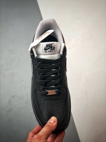 Air Force 1 '07 Low Preto e Prata Rosa - Vista 9