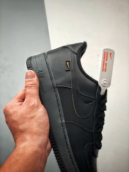 Air Force 1 '07 Low Preto e Amarelo - Vista 2