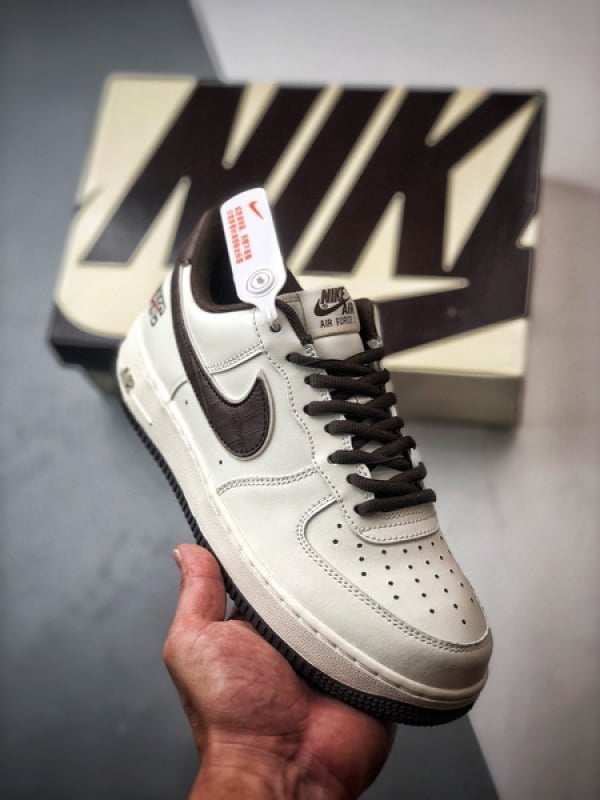 Air Force 1 '07 Low NYC Branco e Marrom - Vista 1