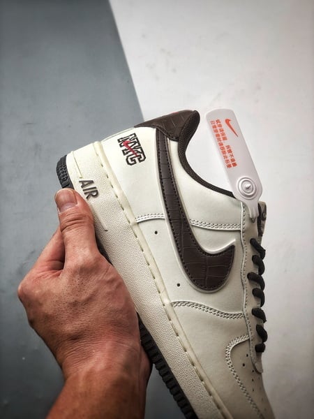 Air Force 1 '07 Low NYC Branco e Marrom - Vista 2