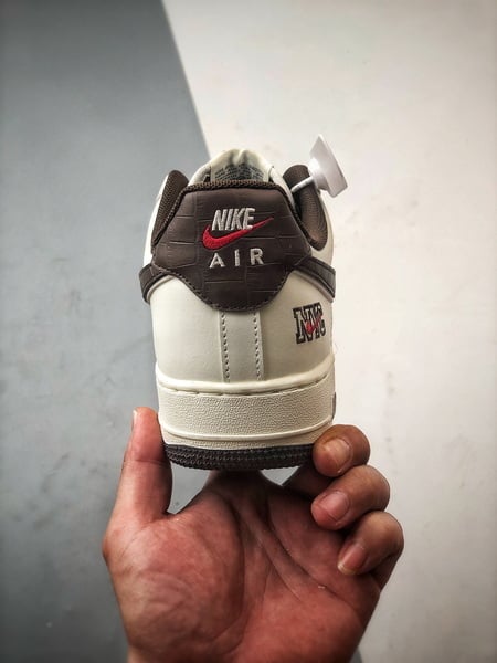 Air Force 1 '07 Low NYC Branco e Marrom - Vista 3