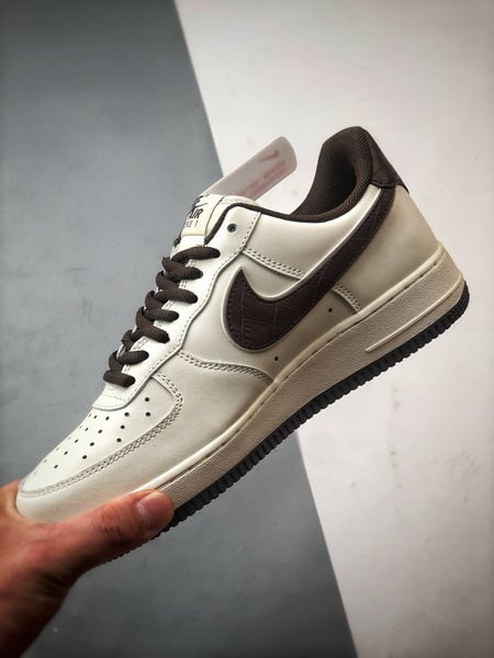 Air Force 1 '07 Low NYC Branco e Marrom - Vista 5