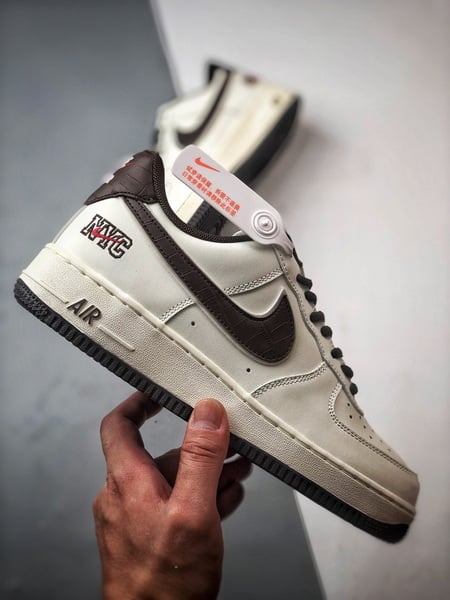 Air Force 1 '07 Low NYC Branco e Marrom - Vista 7