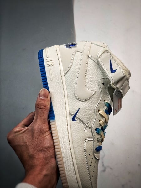 Air Force 1 07 Mid Cordao Branco e Azul Pequeno Gancho - Vista 2