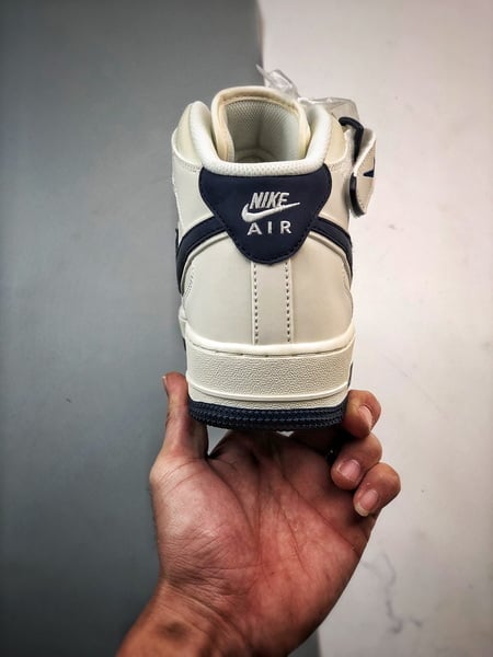 Air Force 1 07 Mid Branco e Azul Escuro 3M - Vista 3