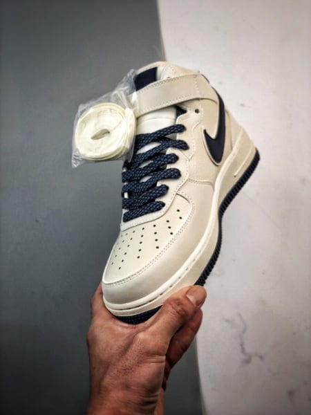 Air Force 1 07 Mid Branco e Azul Escuro 3M - Vista 5