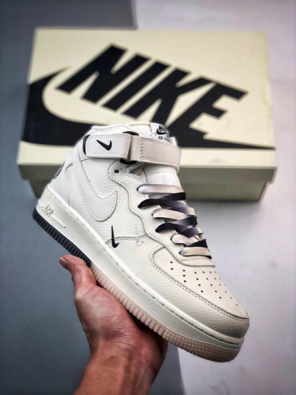 Air Force 1 07 Mid Branco e Preto - Vista 1
