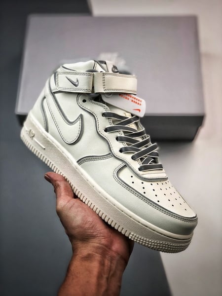 Air Force 1 07 Mid Bege e Branco Demonio da Noite - Vista 5