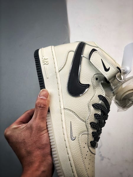 Air Force 1 07 Mid Branco e Preto3M - Vista 2