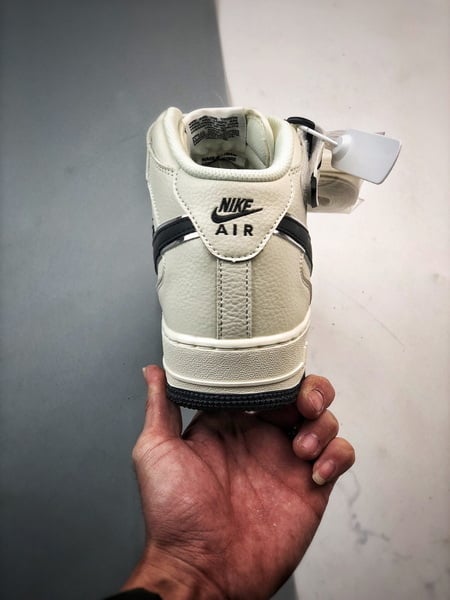 Air Force 1 07 Mid Branco e Preto3M - Vista 3