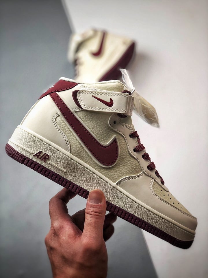 Air Force 1 07 Mid Bege e Vinho Reflexo - Vista 3