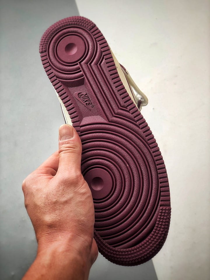 Air Force 1 07 Mid Bege e Vinho Reflexo - Vista 8