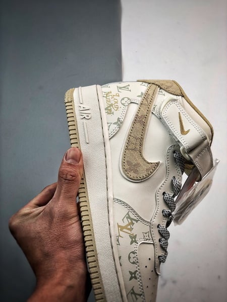 Air Force 1 07 Mid LV Branco e Caqui Estampado - Vista 2