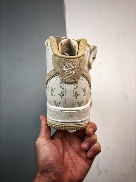 Air Force 1 07 Mid LV Branco e Caqui Estampado - Vista 3