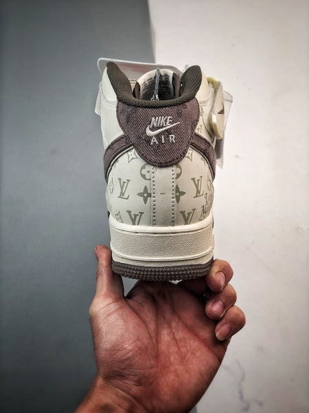 Air Force 1 07 Mid LV Branco e Cinzento Escuro Estampado - Vista 3