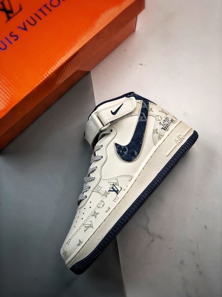 Air Force 1 07 Mid LV Branco e Azul Estampado - Vista 8