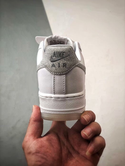 Air Force 1 Low Branco e Prata com Diamantes - Vista 3