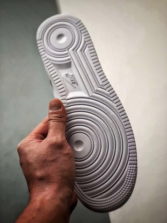 Air Force 1 Low Branco e Preto com Gancho Metálico - Vista 4