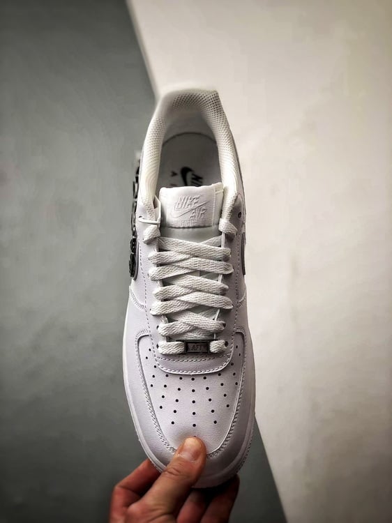 Air Force 1 Low Branco e Preto com Gancho Metálico - Vista 9