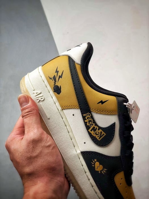 Air Force 1 Low Pikachu Branco, Preto e Amarelo - Vista 2