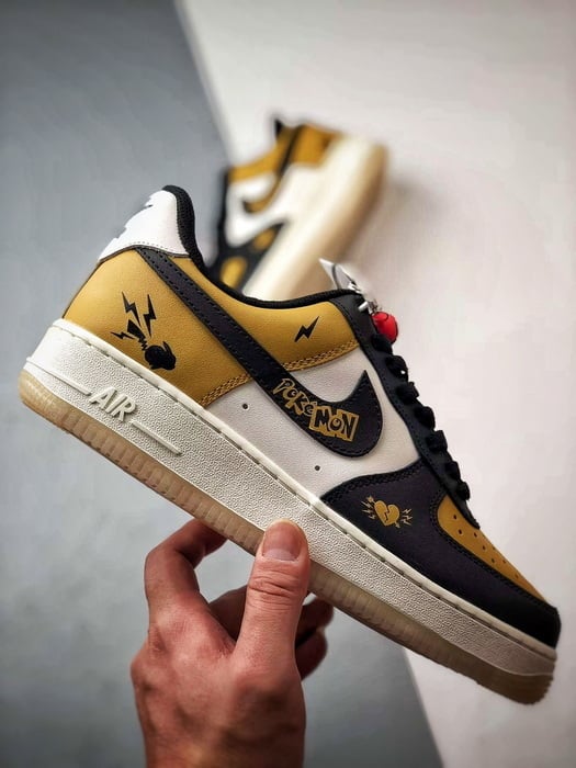 Air Force 1 Low Pikachu Branco, Preto e Amarelo - Vista 7