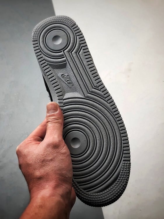 Air Force 1 Low Preto e Cinzento com Mini Gancho - Vista 4