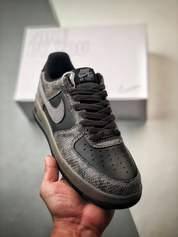 Air Force 1 Low Preto e Cinzento com Pele de Cobra - Vista 1