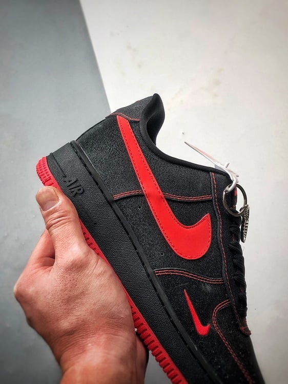 Air Force 1 Low Preto e Vermelho com Brilhantes Estrela - Vista 2