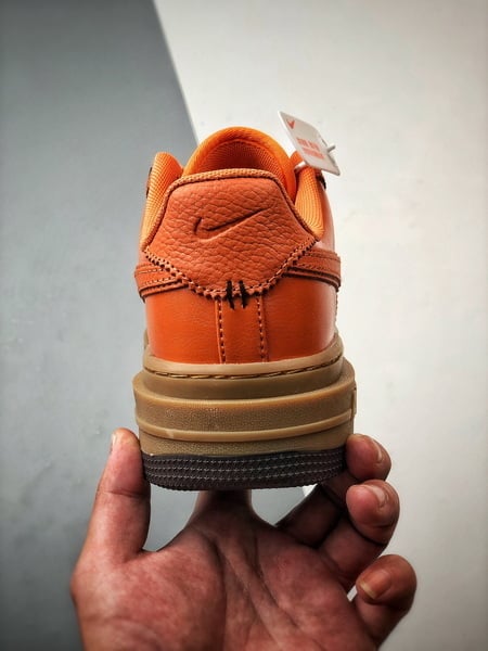 Air Force 1 Low Luxe Laranja e Castanho - Vista 3