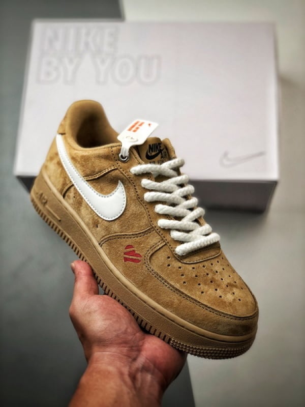 Air Force 1 Low By You Castanho e Branco com Corda - Vista 1