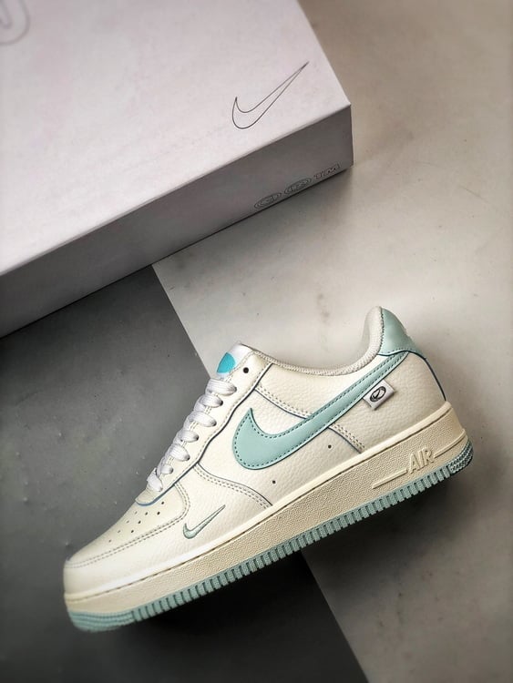 Nike Air Force 1 Low 'By You' Bege Gelo - Vista 8