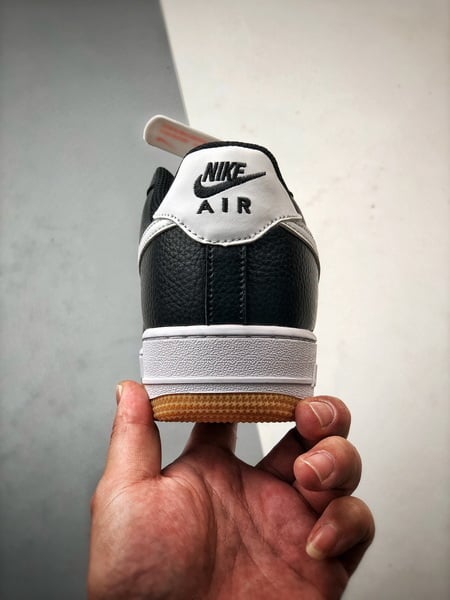 Air Force 1 Low 'By You' Preto e Branco Solado Raw - Vista 4
