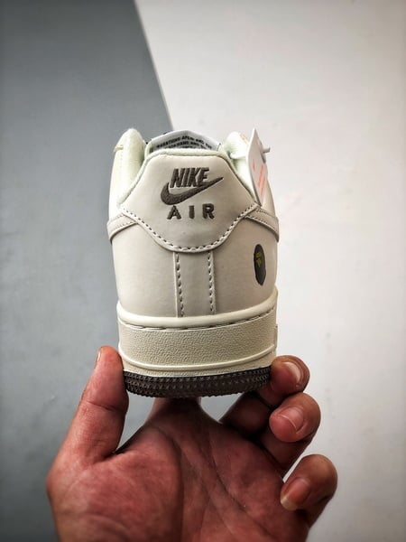 Bape x Air Force 1 Low Marfim e Marrom Refletivo - Vista 3