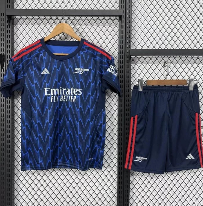 Arsenal Kids Away Kit 2025/26 - Vista 1