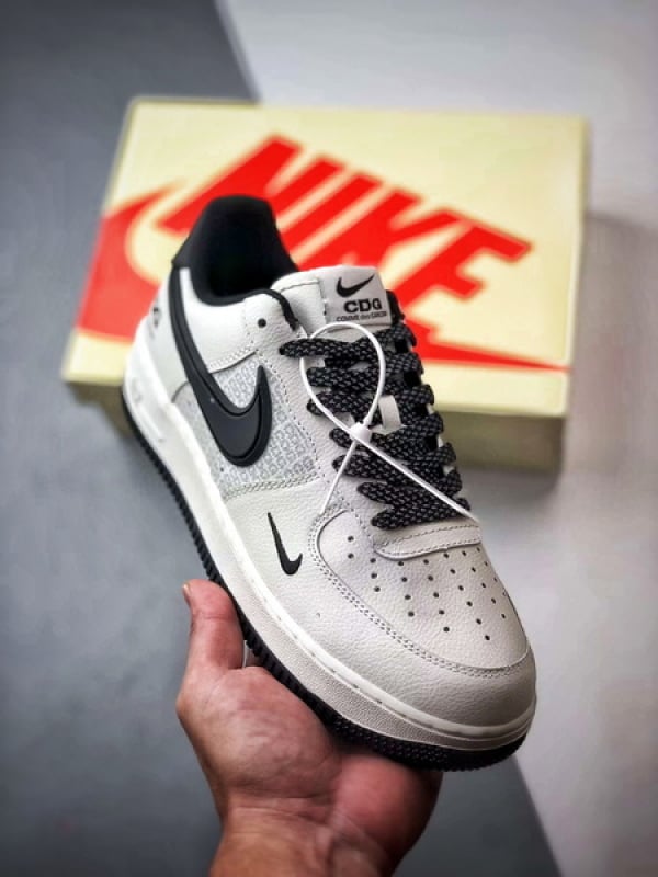 CDG x Air Force 1 Low Impressão Bege e Preto - Vista 1