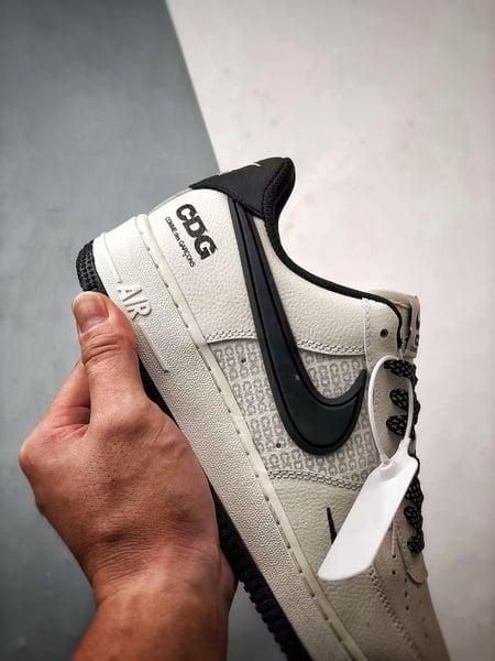 CDG x Air Force 1 Low Impressão Bege e Preto - Vista 2