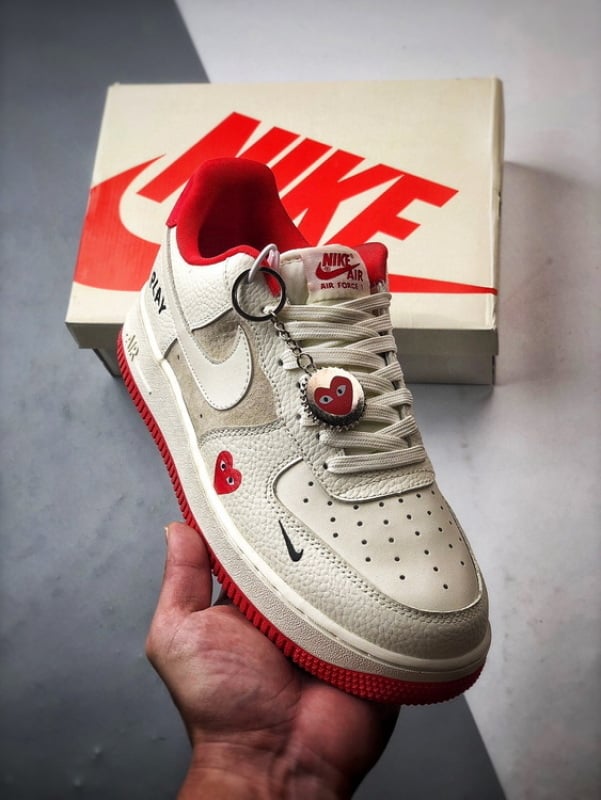 CDG x Nike Air Force 1 Low Bege e Vermelho - Vista 1