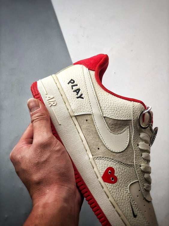 CDG x Nike Air Force 1 Low Bege e Vermelho - Vista 2