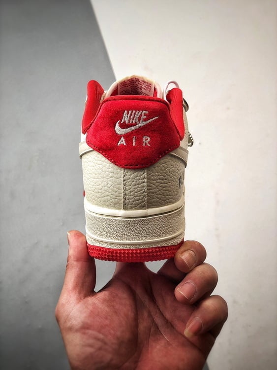 CDG x Nike Air Force 1 Low Bege e Vermelho - Vista 3