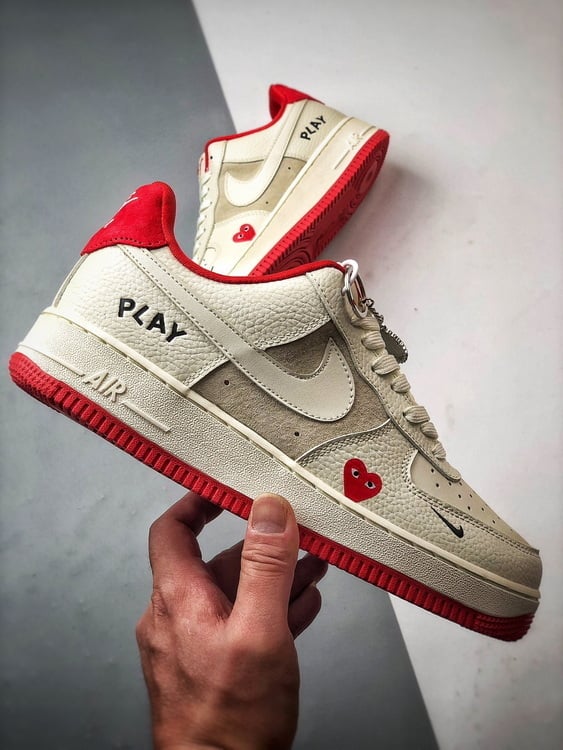 CDG x Nike Air Force 1 Low Bege e Vermelho - Vista 7