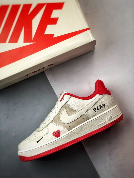 CDG x Nike Air Force 1 Low Bege e Vermelho - Vista 8