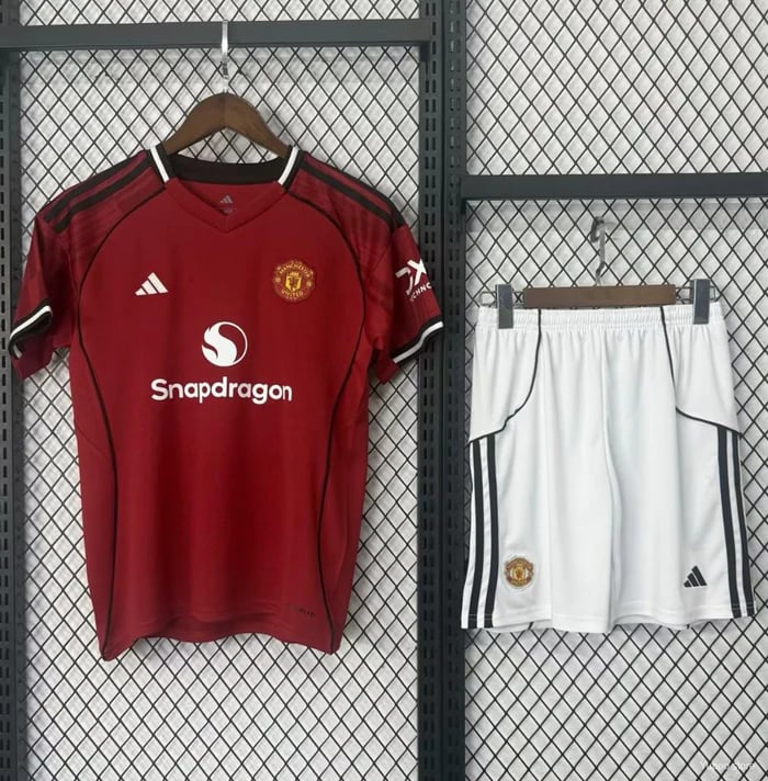 Manchester United Kids Home Kit 2025/26 - Vista 1