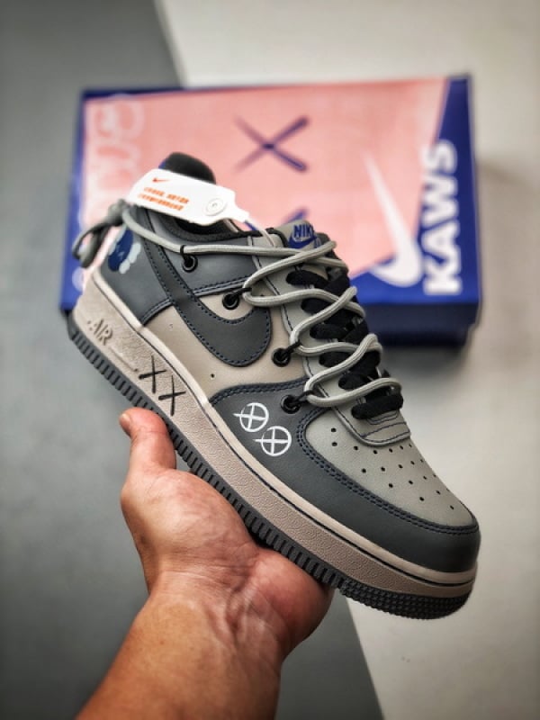 Kaws x Air Force 1 Low Cinza Real com Cordões - Vista 1