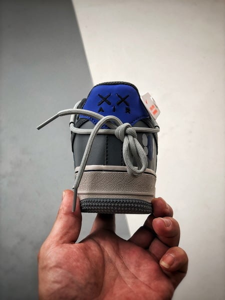Kaws x Air Force 1 Low Cinza Real com Cordões - Vista 3