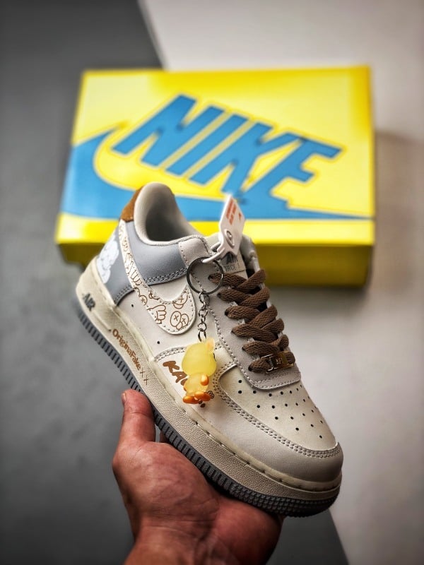 Kaws x Air Force 1 Low Cinza e Castanho - Vista 1