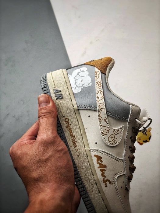 Kaws x Air Force 1 Low Cinza e Castanho - Vista 2
