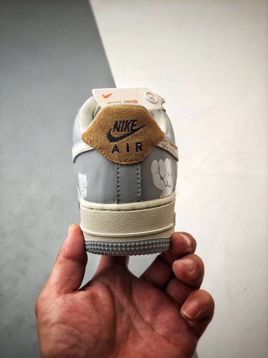 Kaws x Air Force 1 Low Cinza e Castanho - Vista 3