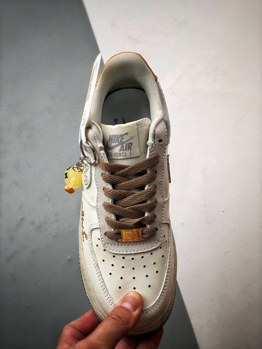 Kaws x Air Force 1 Low Cinza e Castanho - Vista 9